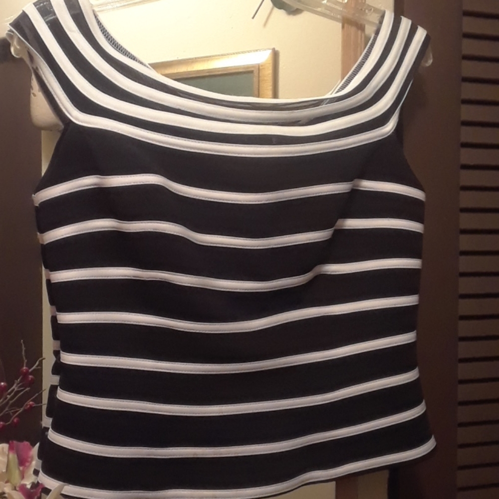 BLK AND WHT SLEEVELESS UNIQUE CROP TOP